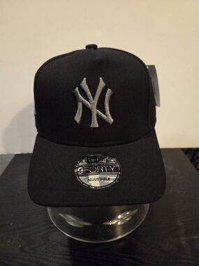 New York Yankees Black & Silver MLB New Era Adjustable Baseball Hat